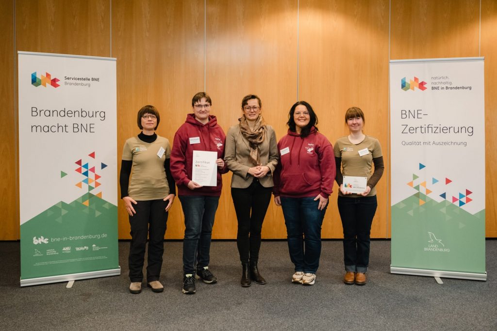 Erhielten das BNE-Zertifikat für das Projekt "Wildnisbotschafter*in": V. l. n. r.: Beatrix Krause (Die Wildnisstiftung), Bettina Kreutzmann (naturranger e. V.), Ministerin Hanka Mittelstädt, Yvonne Reinke (naturranger e. V.), Sophie Büchner (Die Wildnisstiftung). Foto: Christiane Schleifenbaum/Servicestelle BNE Brandenburg.