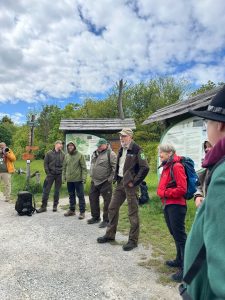 Revierleiter Jens Wilhelm mit der Gruppe auf dem Welterbepfad