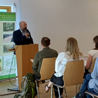Eike Christiansen (BMUKN) bei der BfN-Tagung Wildnis im Dialog 2026. Foto: Die Wildnisstiftung.