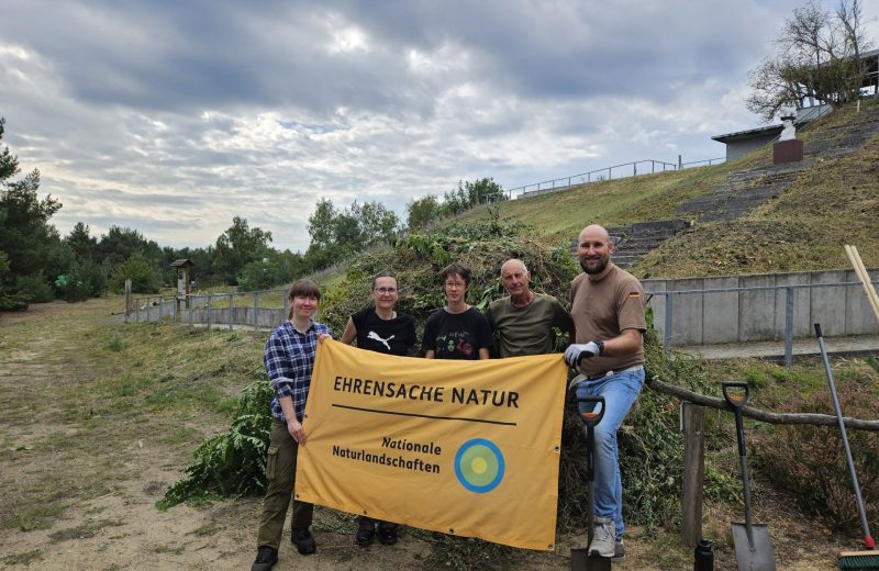Unsere Rangerin Sophie Büchner mit FÖJlerin und Ehrenamtlichen beim Arbeitseinsatz am Generalshügel