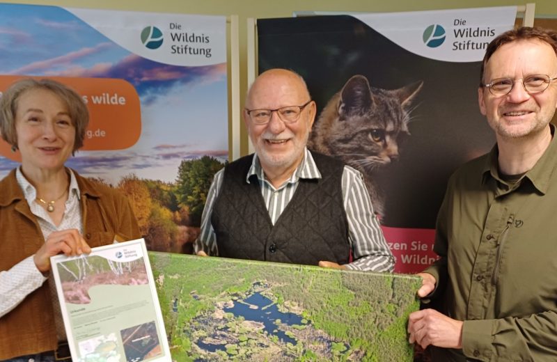 Mit einer Spende wertvolle Wildnis für die Zukunft sichern. Übergabe der Patenschaftsurkunde an H. Pruner. Foto: Die Wildnisstiftung